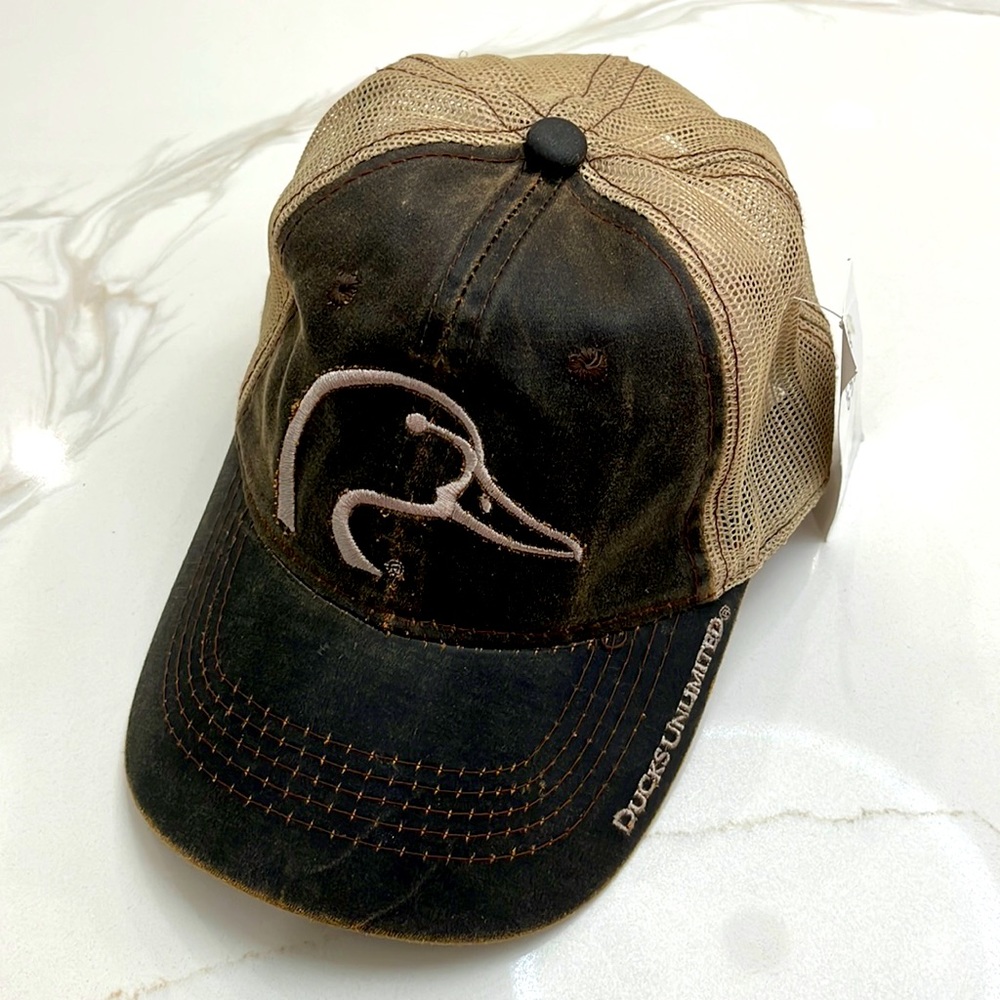 Ducks unlimited logo hat. Never worn. Mesh back adjustable fit Brown /khaki